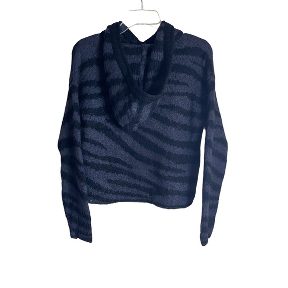 PINK Victoria's Secret Black & Gray Tiger Striped Fuzzy Cropped Sweater XS - Picture 3 of 8